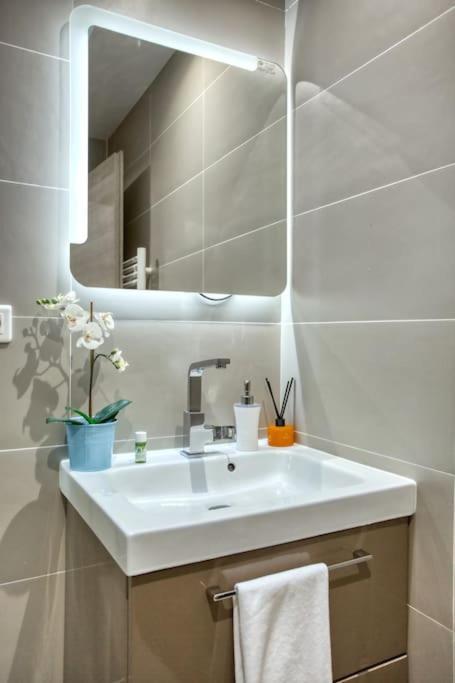 Amazing Apart New Bastille 3 Bedrooms 2 Bathrooms Paris Exterior photo