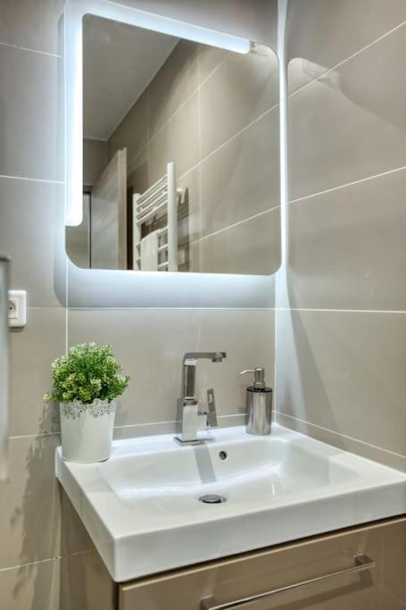 Amazing Apart New Bastille 3 Bedrooms 2 Bathrooms Paris Exterior photo